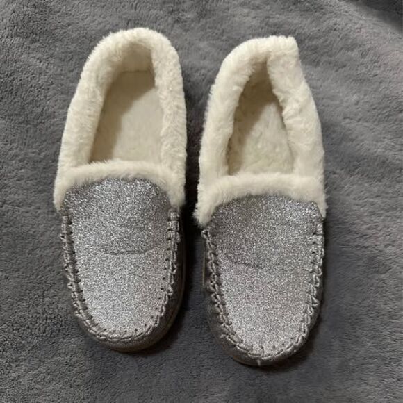 Sonoma Women’s Silver Glitter Sparkly Cozy Fur Moccasin Slippers Shoes - Picture 3 of 6